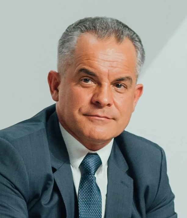 Vladimir Plahotniuc , neuf ans président, milliardaire et “propriétaire de son pays”, comme l’en accusaient des milliers de manifestants excédés par ce “libertarien” un brin totalitaire et possessif, a pris la fuite , affirmant dans un communiqué « ne plus se sentir en sécurité en Moldavie », pour jouir de son butin au soleil de Floride.