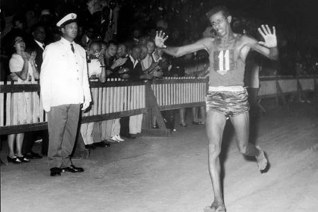 Abebe Bikila finissant le marathon olympique à Rome en 1960.