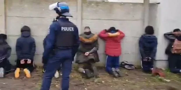 Mantes-la-Jolie, le 6 décembre 2018. Des lycéens manifestent. 151 sont arrêtés (un record !) et contraints à rester à genoux mains sur la tête des heures en attendant d’être envoyés en garde à vue.