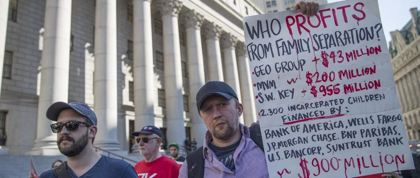 Des manifestants passent devant un tribunal fédéral lors d’une manifestation en faveur de l’abolition de l’Immigration and Customs Enforcement (Service de contrôle de l’immigration et des douanes), New York, le 29 juin 2018. (AP/Mary Altaffer)
