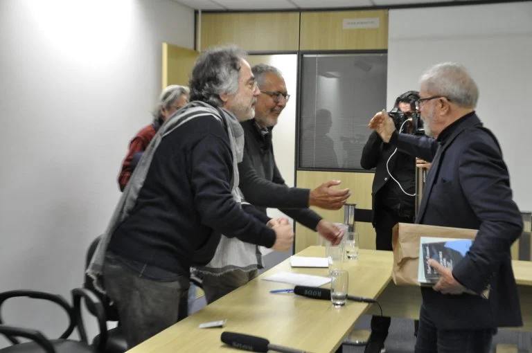 Pepe Escobar, journaliste du Asia Times, devant à gauche avec un foulard, rencontre Lula en prison