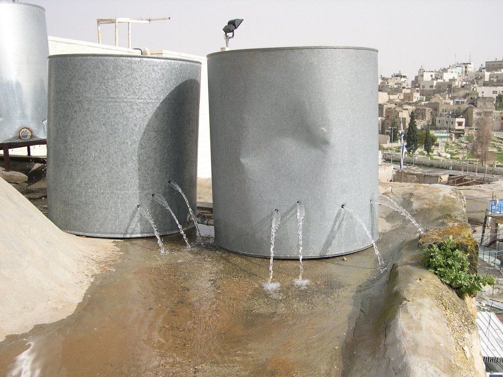 Provisions d'eau sur les toits d'habitations palestinienne en cas de coupure par Israël. Sous réserve que les soldats ne tirent pas dessus pour passer le temps. Consommation d'eau des Israéliens par jour : entre 270L et 400L. Consommation d'eau des Palestiniens par jour : 50L et 70L.