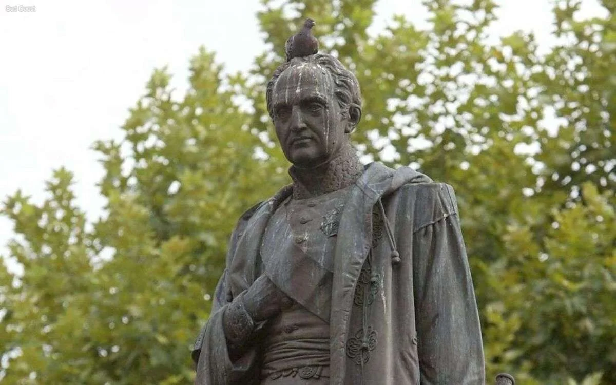 La statue du maréchal Bugeaud à Périgueux a été inaugurée par un pigeon