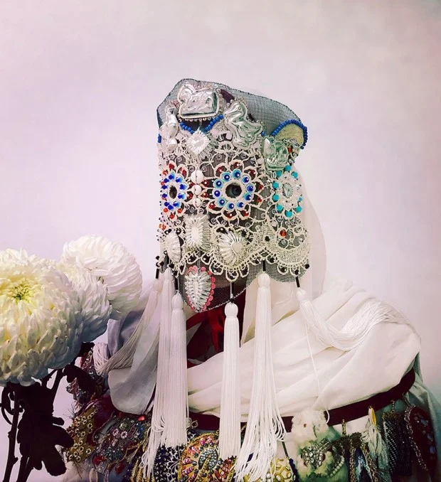 Damselfrau peaufine d'étranges masques en forme de mixes culturels