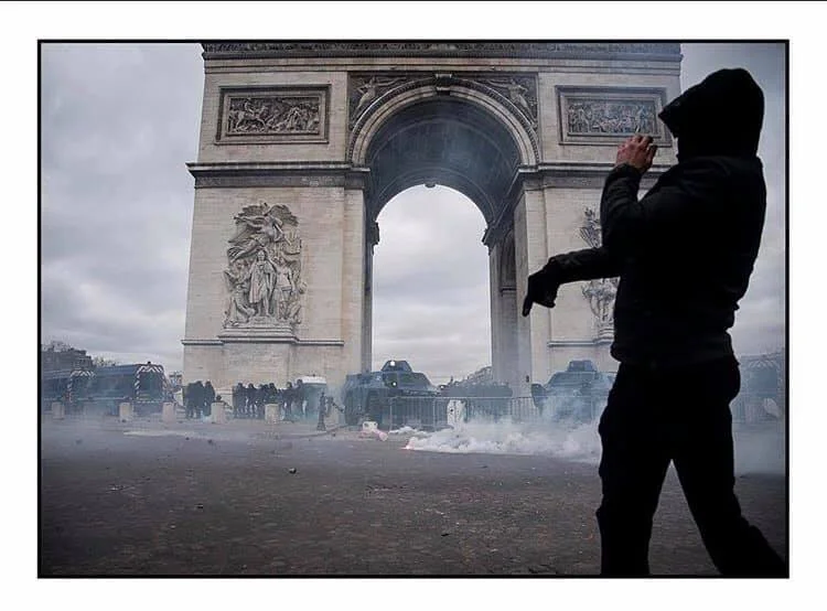 Allô les Bruns ?! Le temps passe, il est déjà fascisme moins le quart, et mettre le réveil sous l’oreiller ne suffira pas à l’empêcher de sonner !
