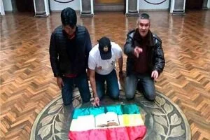Fernando Camacho dans l’ex-siège du gouvernement, entouré de deux policiers, avec la Bible et «la lettre de démission» qu’Evo Morales devait signer
