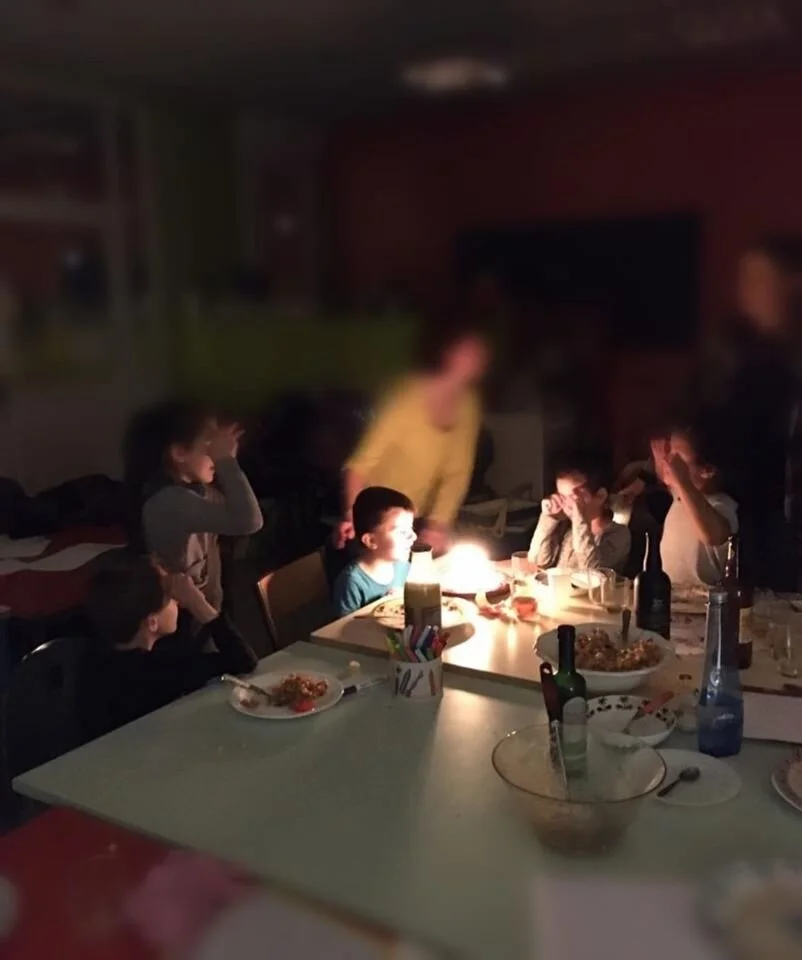 Mardi 10 décembre, un enfant fête son anniversaire dans une école occupée à Vaulx en Velin...