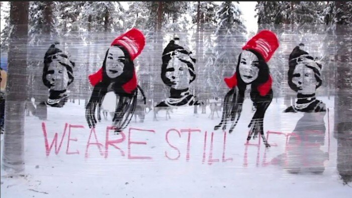 "Nous sommes toujours là" : peinture "murale" (ou plutôt "forestale") d'Anders Sunna saluant le verdict de la Cour suprême