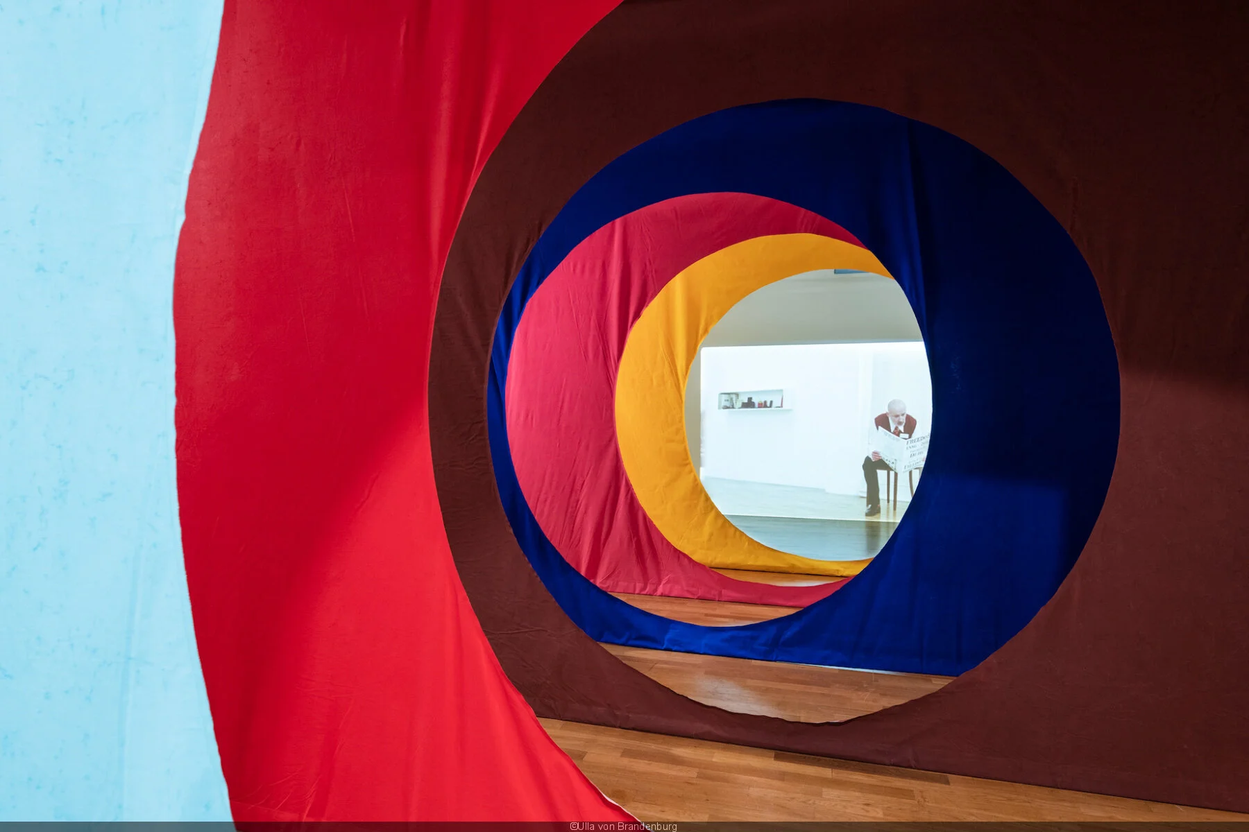 Ulla von Brandenburg l'affirme : le milieu est bleu (au Palais de Tokyo) 