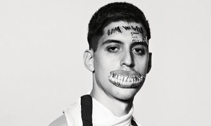 Arca donne de la voix sur @@@@@,