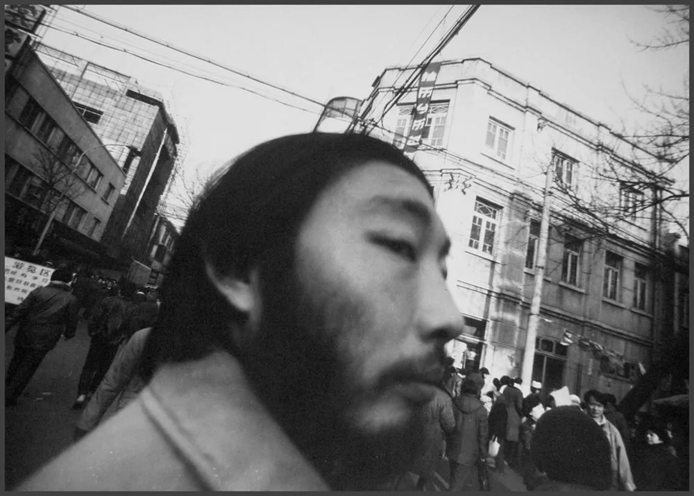 Mo Yi photographie comme un chien, à hauteur des mollets…&nbsp;