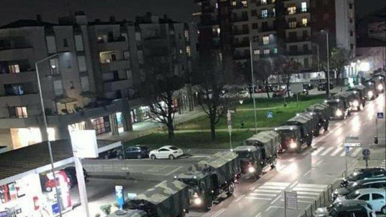 18 mars. Soixante-dix camions militaires traversent Bergame au milieu d'un silence sépulcral, l'un derrière l'autre, en marche lente, en signe de respect : ils transportaient des cadavres.