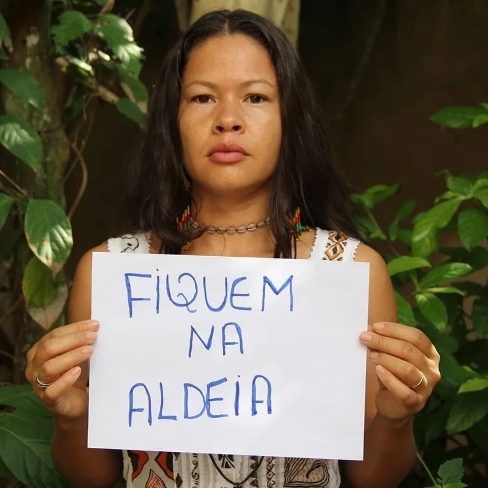 « Restez dans la communauté ». Olinda Pataxó HãHãHãi (Terra Indígena Caramuru Paraguaçu, Bahia) encourageant les autochtones à rester dans leurs communautés. © Profil Instagram personnel (@olindayawarwanderley)