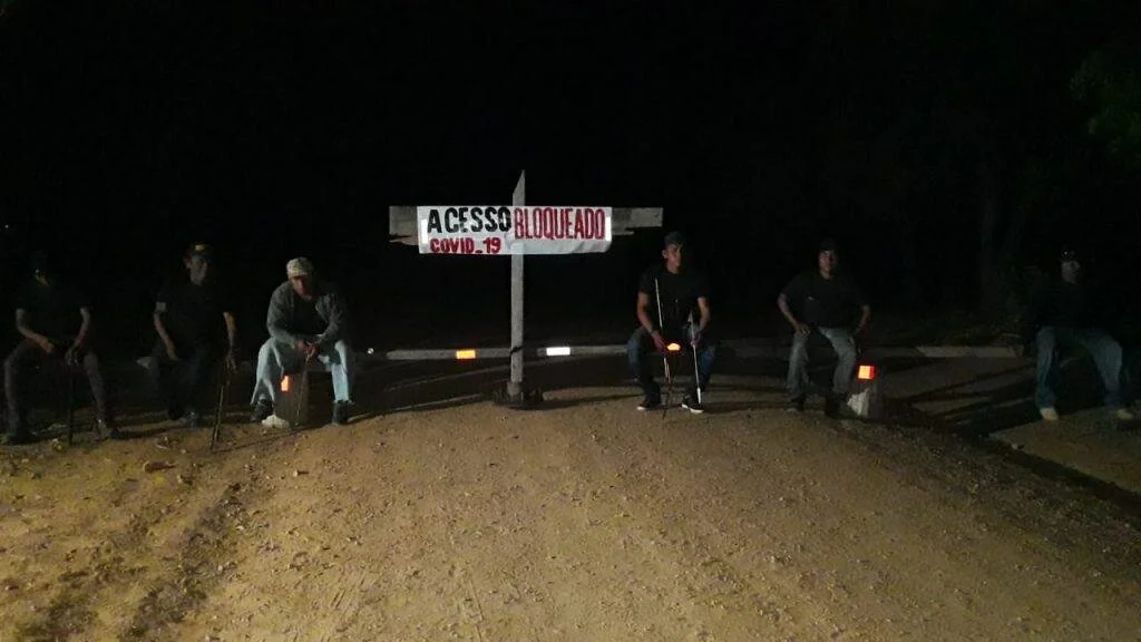 Barrière installée dans l’un des accès à la Terra Indígena Barata / Livramento, dans l’État de Roraima. © Site internet De Olho Nos Ruralistas : https://deolhonosruralistas.com.br/2020/04/14/bloqueios-de-indigenas-para-garantir-isolamento-ja-atingem…