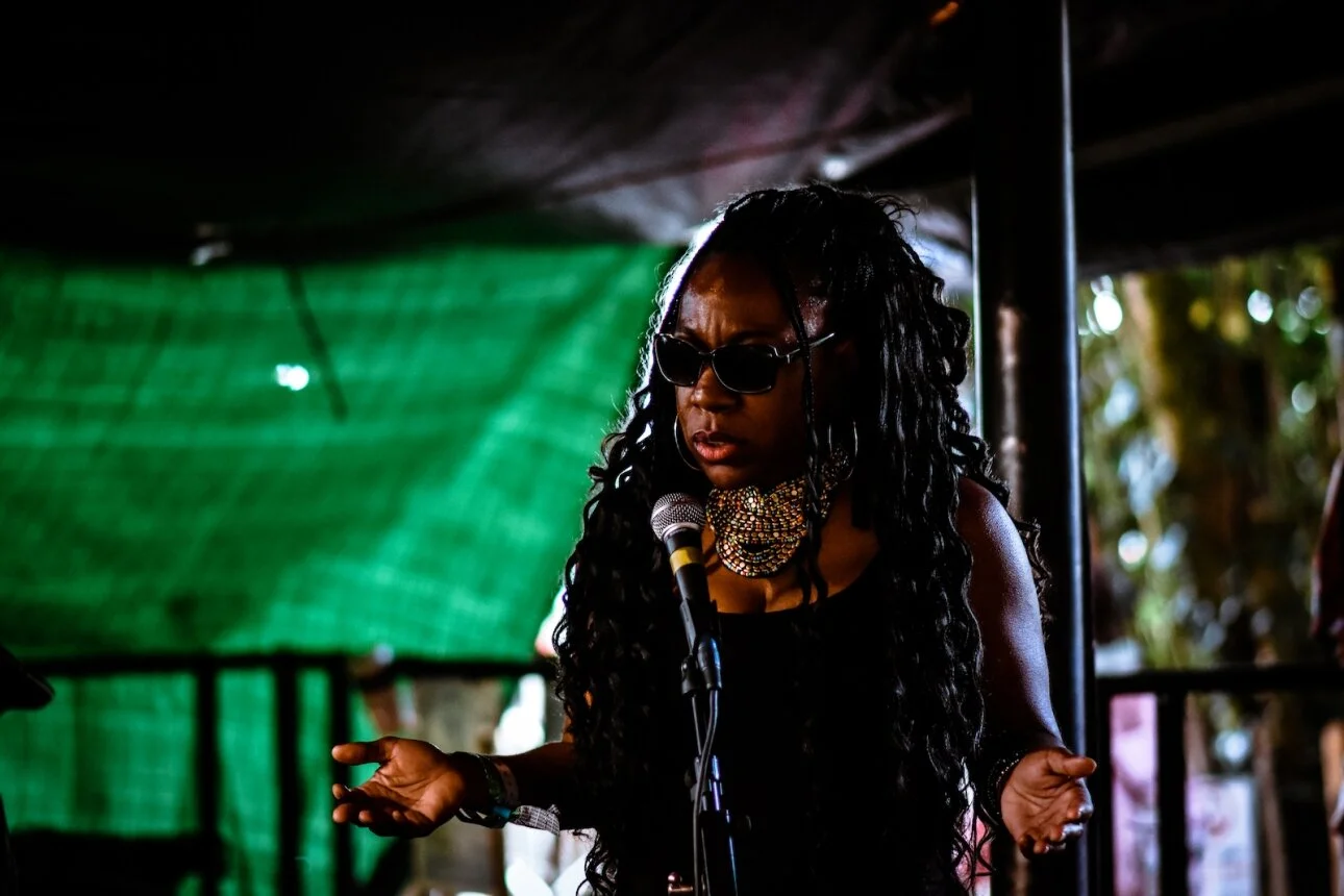 Passée sous le radar : Tenesha the Wordsmith, ses perroquets et autres sauvageries…
