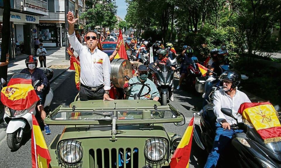 La manifestation contre le confinement et le gouvernement de Vox, à Madrid. Pour eux, la liberté passe par un retour au franquisme et à une dictature militaire.
