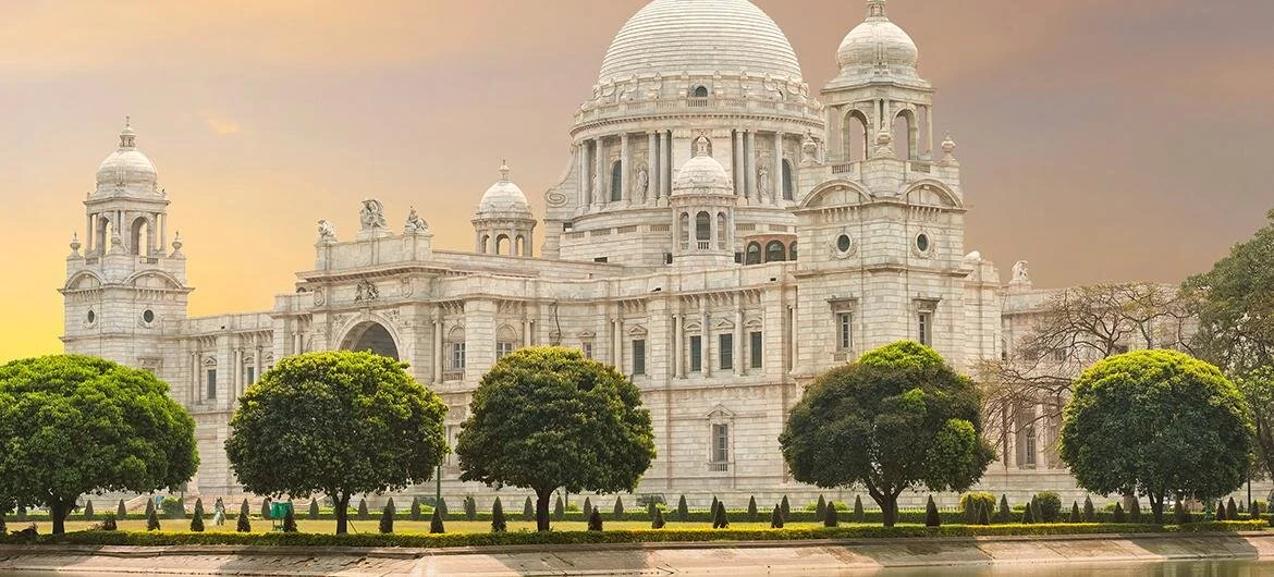 Paris offerte aux long cils d'un brahmane dans le Scribe de Célia Houdart
