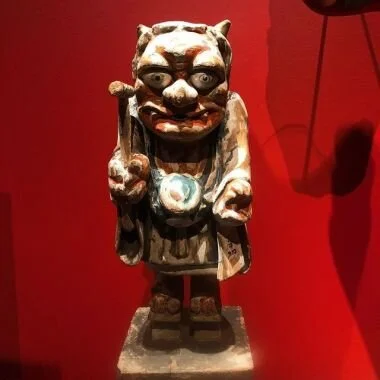 Démon (oni) déguisé en moine et récitant le nom du Bouddha Amida, bois peint, Japon, début du XIXe siècle