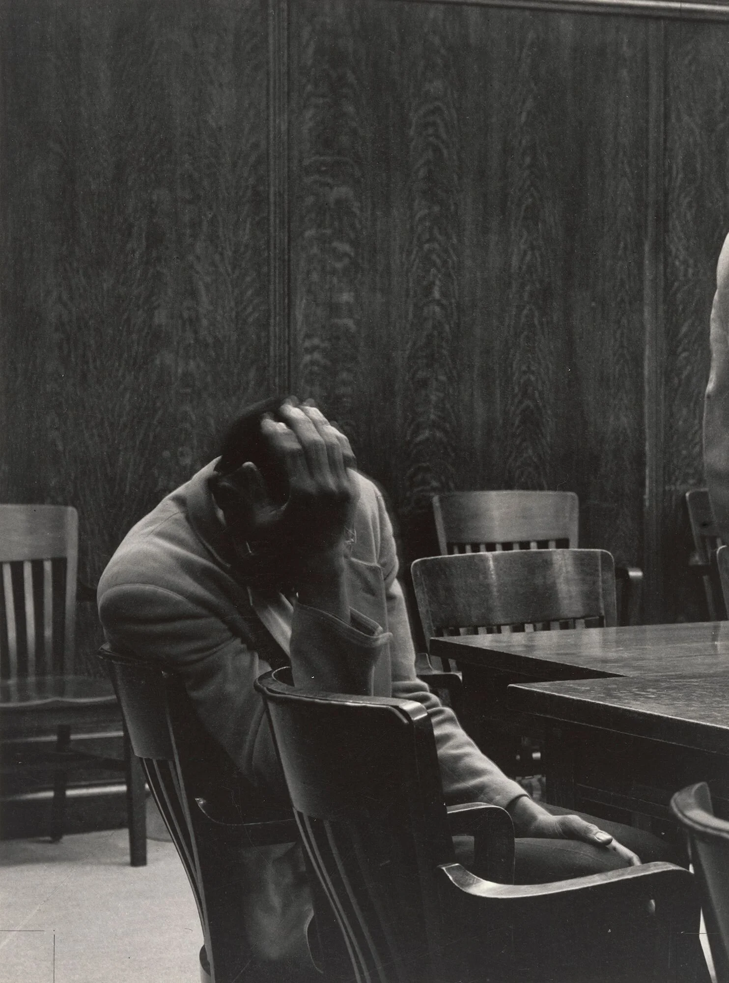 L’accusé, tribunal du comté d'Alameda, Californie. 1957.  Épreuve argentique à la gélatine, 12 3/8 x 10 1/8″ (31,4 x 25,8 cm). Dorothea Lange. Achat du Musée d'art moderne, New York.