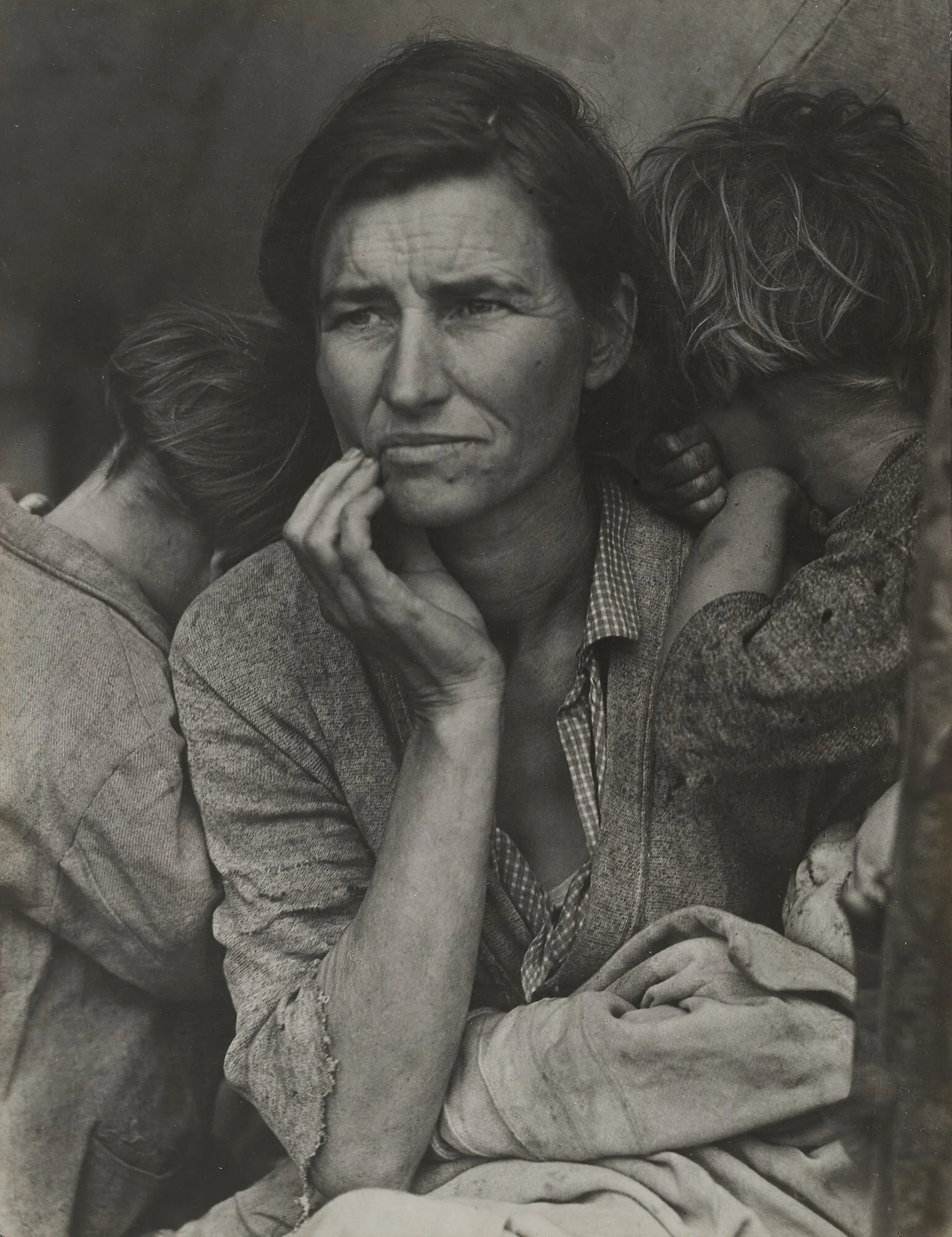 Mère migrante, Nipomo, Californie. Mars 1936. Dorothea Lange. Épreuve argentique à la gélatine, 11 ⅛ x 8 9/16" ( 28,3 x 21,8 cm )   Achat du Musée d'art moderne, New York.