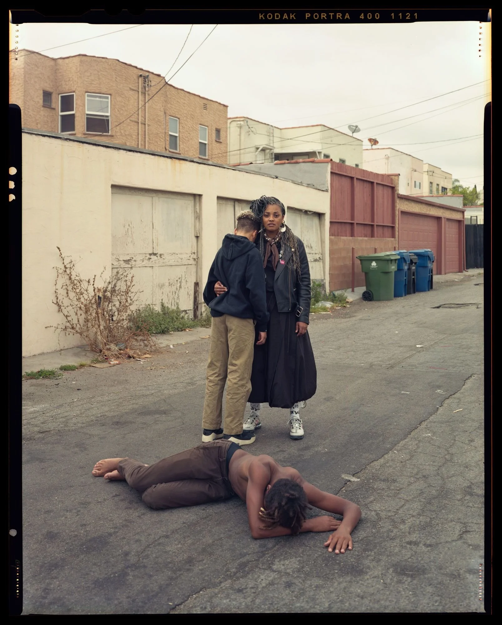Sans titre #42, Central Los Angeles, CA. Stranger Fruit, a été créé en réponse aux meurtres d'hommes afro-américains, dus à la violence policière.  Les mères sur ces photos n'ont pas perdu leurs fils, mais comprennent que leur fils pourrait être le prochain.  Aucune mère ne devrait avoir à endurer cette douleur, ce traumatisme.  Quand allons-nous, en tant que nation, reconnaître qu'il y a un problème de brutalité policière dans la communauté afro-américaine et comment pouvons-nous commencer à le résoudre ? Jon Henry
