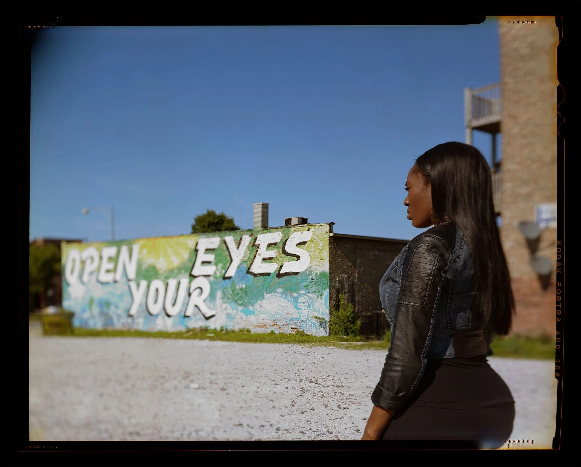 Untitled #16, South Side Chicago, IL. Stranger Fruit, a été créé en réponse aux meurtres d'hommes afro-américains, dus à la violence policière.  Les mères sur ces photos n'ont pas perdu leurs fils, mais comprennent que leur fils pourrait être le prochain.  Aucune mère ne devrait avoir à endurer cette douleur, ce traumatisme.  Quand allons-nous, en tant que nation, reconnaître qu'il y a un problème de brutalité policière dans la communauté afro-américaine et comment pouvons-nous commencer à le résoudre ? Jon Henry