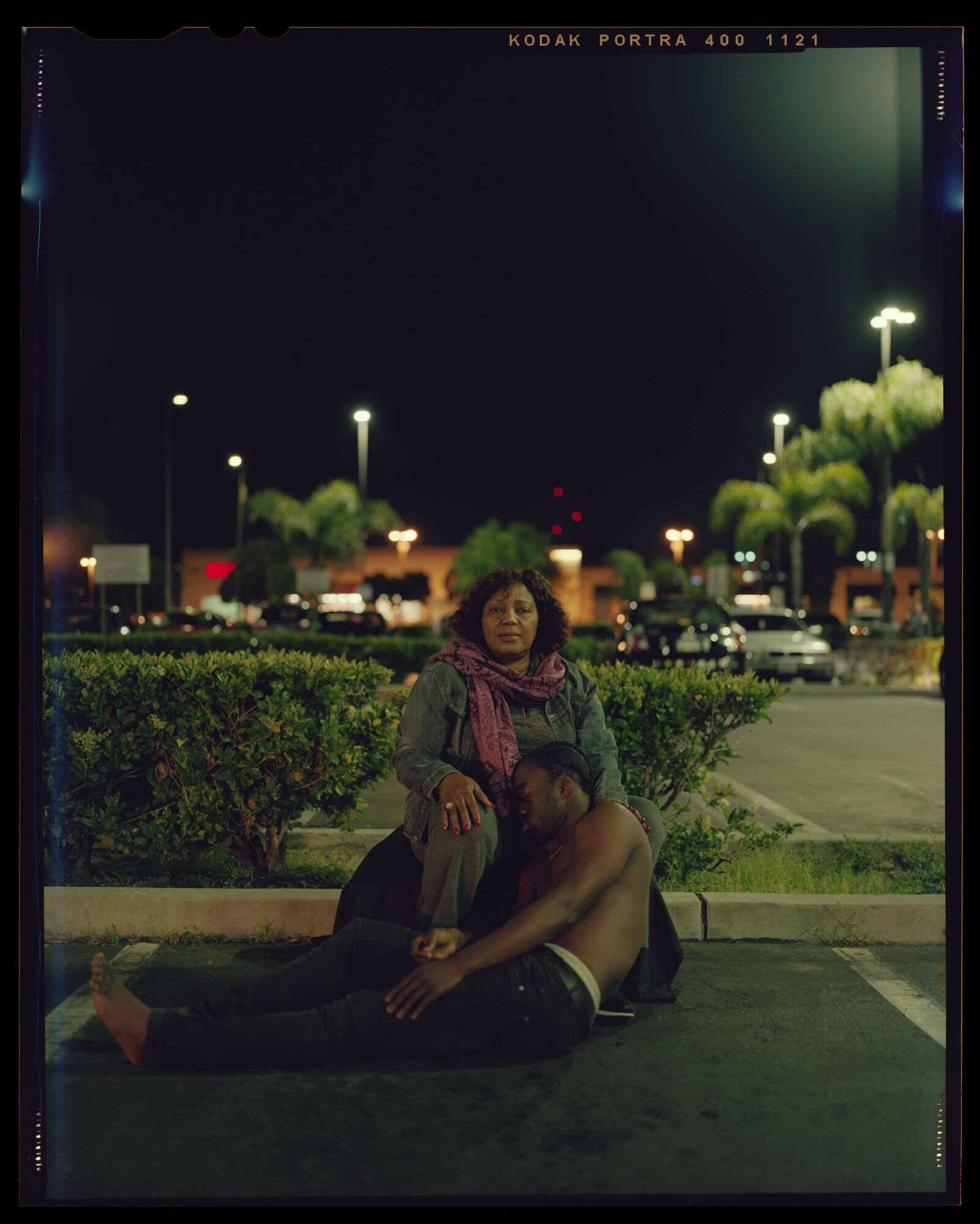 Sans titre #44, Crenshaw Blvd, CA. Stranger Fruit, a été créé en réponse aux meurtres d'hommes afro-américains, dus à la violence policière.  Les mères sur ces photos n'ont pas perdu leurs fils, mais comprennent que leur fils pourrait être le prochain.  Aucune mère ne devrait avoir à endurer cette douleur, ce traumatisme.  Quand allons-nous, en tant que nation, reconnaître qu'il y a un problème de brutalité policière dans la communauté afro-américaine et comment pouvons-nous commencer à le résoudre ? Jon Henry