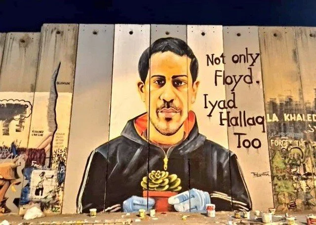 "Pas seulement George Floyd. Iyad Hallaq aussi": sur mur d'apartheid, près de Bethléem. Sur Iyad Hallaq, lire : Iyad Al-Hallaq, jeune Palestinien autiste tué par les forces israélienne, symbole de l’« impunité » et du racisme.