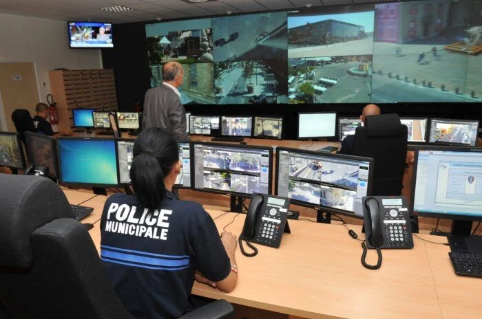 Salle de contrôle du projet de surveillance de Marseille : 2 000 caméras peuvent détecter les personnes, les véhicules et même certaines couleurs de vêtements. Photo Mairie de Marseille