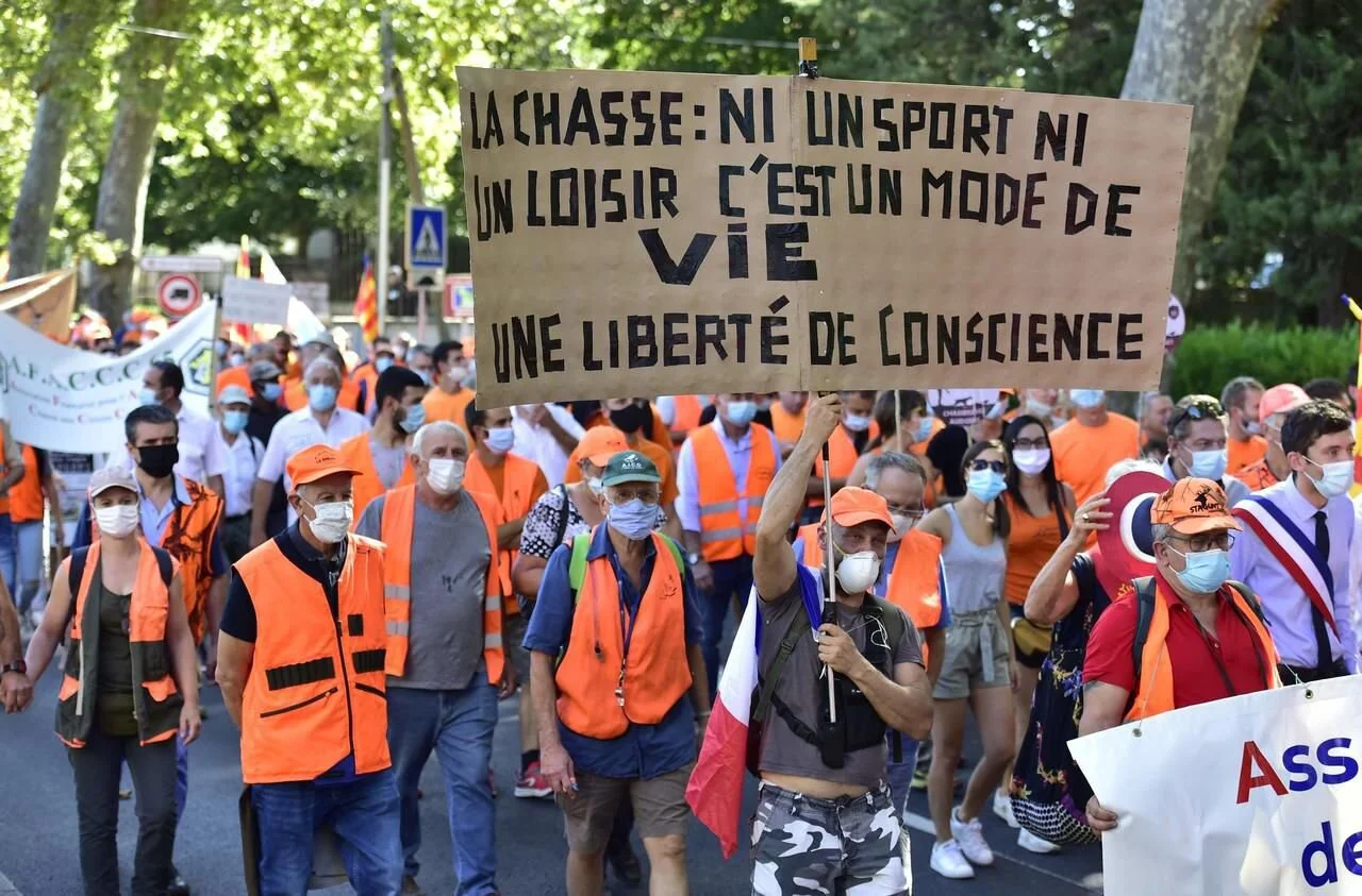 Plusieurs centaines de chasseurs ont manifesté samedi 12&nbsp;septembre matin, à Prades (Pyrénées-Orientales), pour dénoncer l’interdiction de la chasse à la glu et défendre une idée de la ruralité.&nbsp;AFP/Raymond Roig