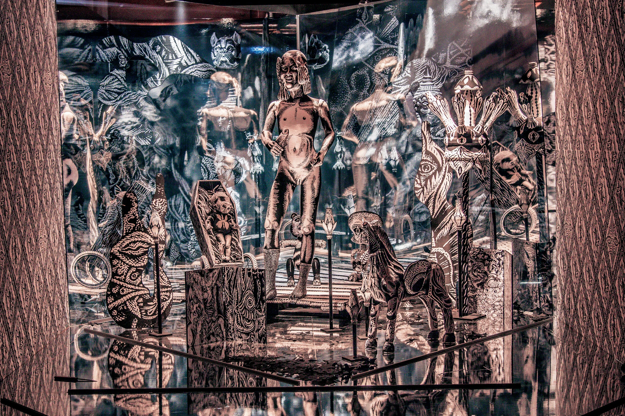 Blanquet - Jungle haletante (diverses sculptures, jeux de lumières et miroirs) 2017. Dimensions variables, ici, 310 x 540 x 250 cm installation cinétique au Fürstenfeldbruck Kuns- thaus, Allemagne. collection de l’artiste photo : © Oliver Pauli