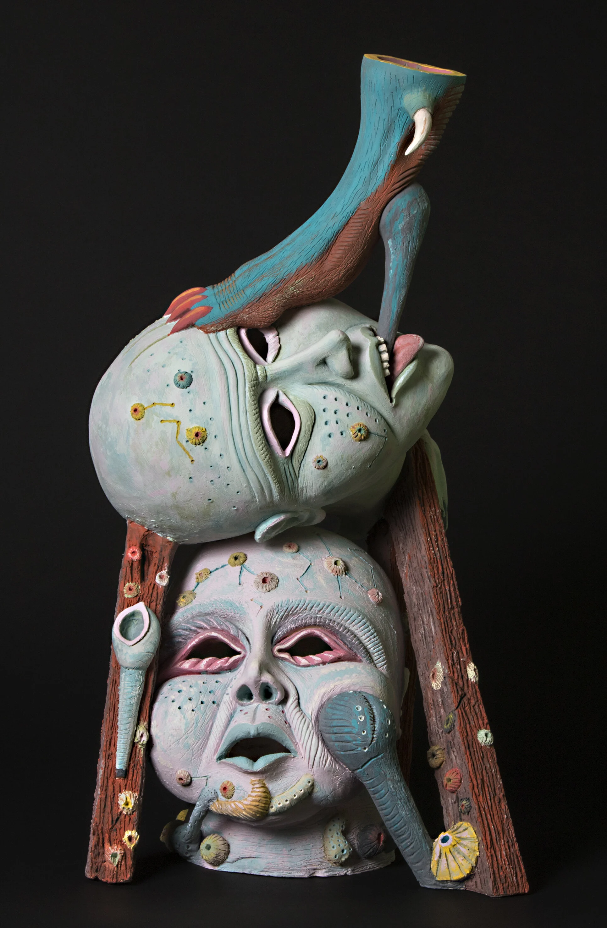 Blanquet - Totems (Terre cuite émaillée) 2020- 58 cm de haut, 30 cm de long et 30 cm de large, Collection de l’artiste, Photo : © Zoé Forget / Serious Publishing