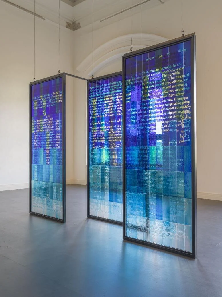 Sustained Glass (avec Fred Moten, boychild, Lorenzo Moten, Hypatia Vourloumis, et Moved by the Motion)Réalisée avec l’un des derniers producteurs de verre soufflé à la main en Bavière (Allemagne),&nbsp;Sustained Glass&nbsp;inverse la tradition des vitraux mettant en scène des histoires allégoriques. À la place, le verre est illuminé par des textes qui s’effacent et s’altèrent. En produisant une vitre dépolie à l’acide, ce processus corrosif agit comme une métaphore de la toxicité du langage. Le texte est inspiré de pages d’un des derniers livres de Fred Moten,&nbsp;All that Beauty, et de l’essai&nbsp;Sudden Rise at a Given Tune, co écrit notamment avec&nbsp;Wu Tsang&nbsp;et annoté ici par Tosh Basco. L’expérience du public qui découvre Sustained Glass est complétée par la bande-son de The show is over, que l’on entend depuis l’étage inférieur, soulignant le projet commun de ces œuvres d’aborder les relations entre translucidité et opacité.