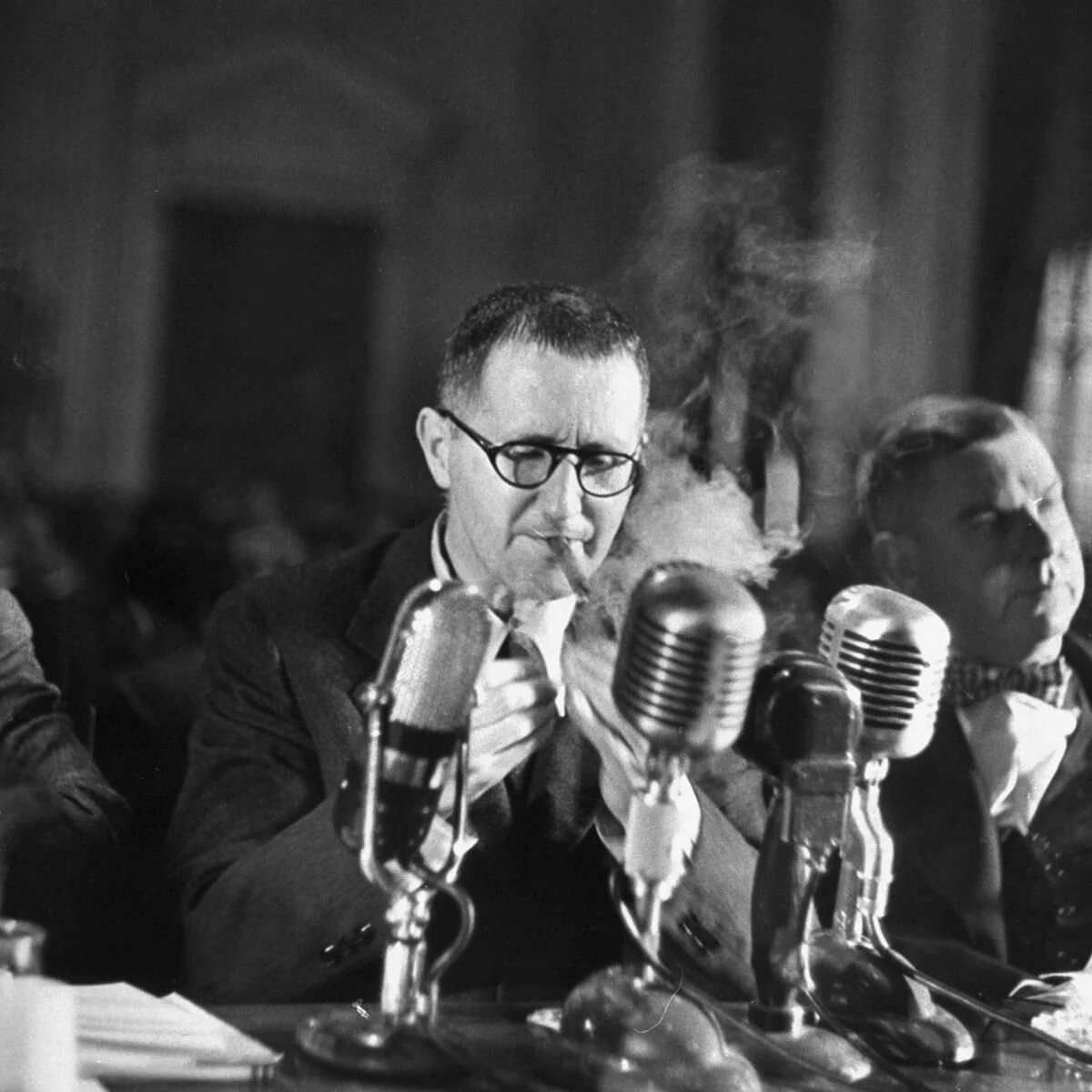 De Bertolt Brecht au Black Bloc, À ceux qui viendront après nous.