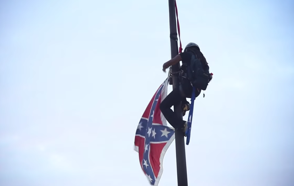 Après le massacre, en 2015, de huit Afro-Américains membres d’une église noire par un nationaliste blanc à Charleston, en Caroline du Sud, Bree Newsome a escaladé le mât de 30 pieds du Capitole de l’État et a déchiré le drapeau confédéré.