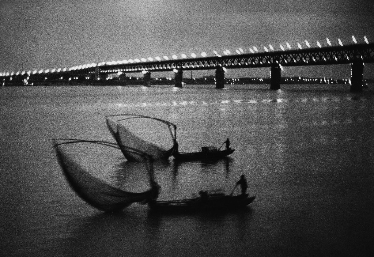 Marc Riboud   Bateaux de pêcheurs sur le Yangzi Jiang à Wuhan, 1965