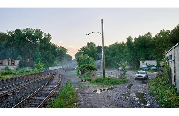 Back Lot, 2018-2019  Tirage numérique pigmentaire monté sur Dibond  127 × 226 cm (non encadré) / 145 × 243 × 5 cm (encadré)  50 × 89 in. (unframed) / 57 1/8 × 95 5/8 × 2 in. (framed)