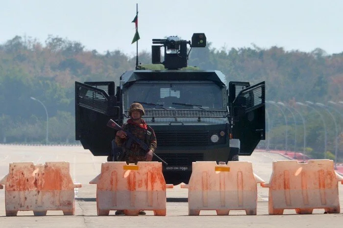 Un soldat monte la garde sur une route bloquée menant au parlement du Myanmar à Naypyidaw le 1er février 2021, après que les militaires ont arrêté la dirigeante de facto du pays, Aung San Suu Kyi, et le président du pays lors d'un coup d'État. Photo…