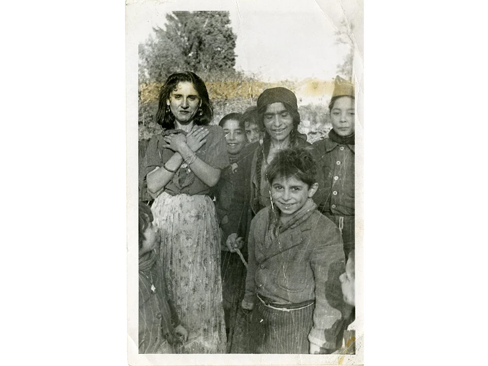 Photographie allemande de la famille des Roms, Marseille, France, novembre 1942. Don de Mme Patty Millett, de la collection du Musée national de la Seconde Guerre mondiale, 2011.403.132.