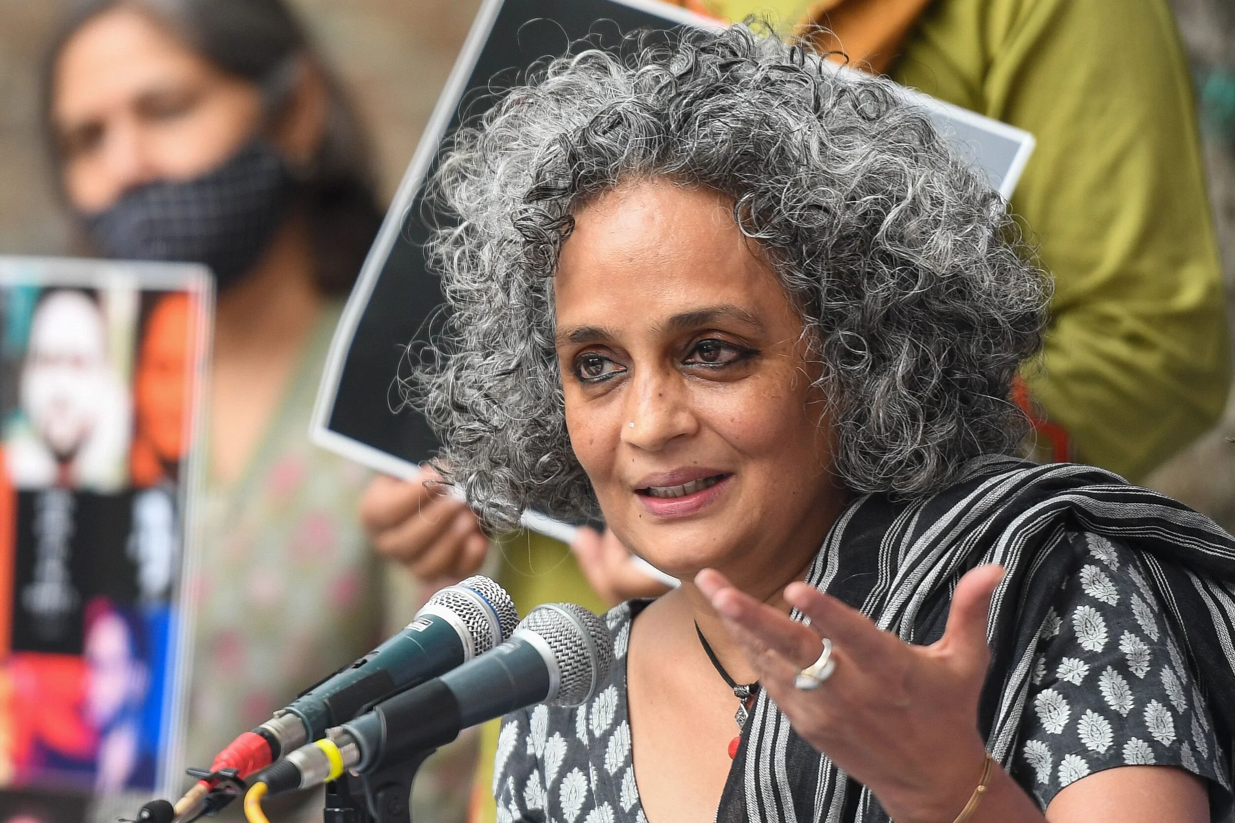 Arundhati Roy : Notre bataille pour l'amour doit être menée de manière militante - et magnifiquement gagnée.