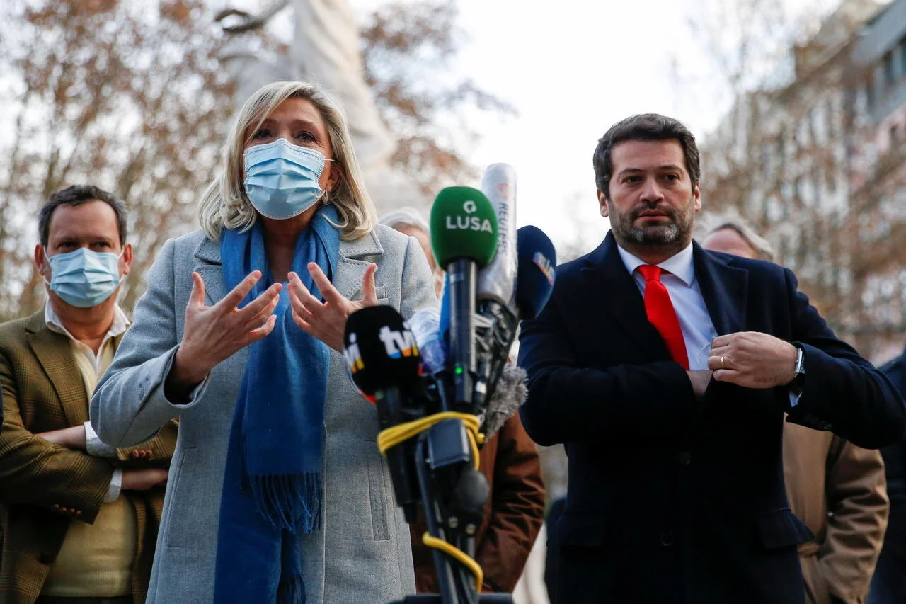 Marine Le Pen est en déplacement à Lisbonne pour soutenir le candidat à la présidentielle portugaise André Ventura