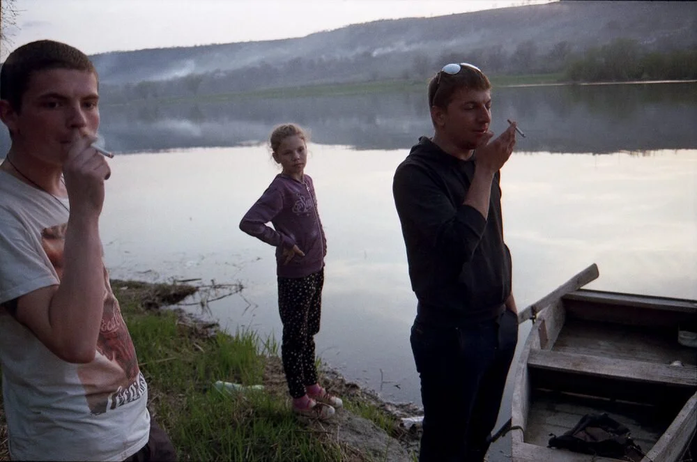 Des jeunes gens se préparent à traverser illégalement le fleuve Dniestr. Le Dniestr est la frontière naturelle entre la Moldavie et la Transnistrie. Rashkov, région de Rybnitsa, Transnistrie, Moldavie, 2017.