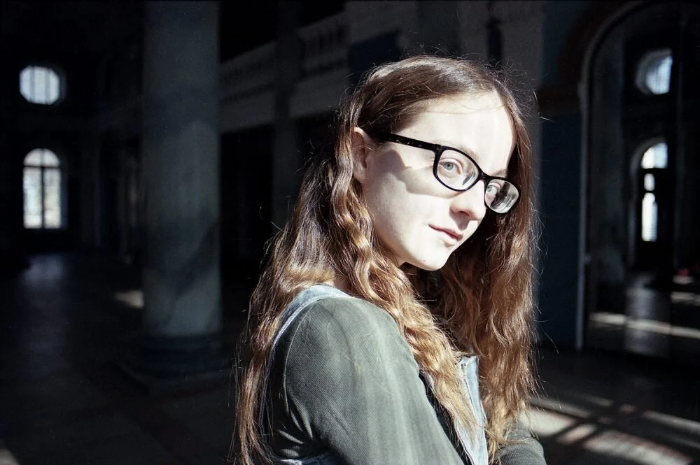Larisa Kalik est une jeune auteur de documentaires de Tiraspol. En 2019, elle a publié son premier livre, The Year of Youth, sur l'armée transnistrienne, pour lequel elle a été mise sur la liste des personnes recherchées pour extrémisme. Elle a dû q…