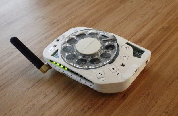 Offrez-vous le téléphone qui fait ACAB de Justine Haupt