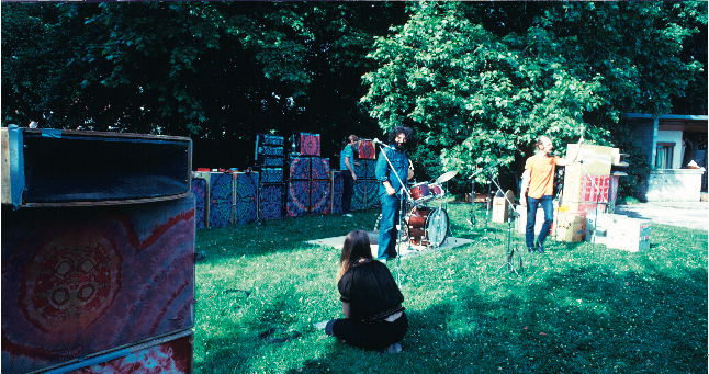 Le Grateful Dead s’installant dans le parc après l’annulation/inondation du Festival d’Auvers sur Oise