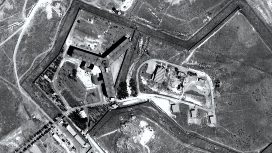 Entre 2011 et 2015, chaque semaine, souvent deux fois par semaine,&nbsp;dans la prison de Saidnaya en Syrie, des dizaines de prisonniers ont été sortis de leurs cellules et condamnés, sans aucune forme de procès, à la pendaison. D'autres sont morts …
