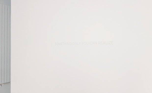 Robert Barry, Something Only You Can Realise, 1970 — Vue de l’exposition Les Tiroirs du temps de Jacques Roubaud, à la galerie Martine Aboucaya, Paris © Guillaume Benoit, Slash-Paris, 2021