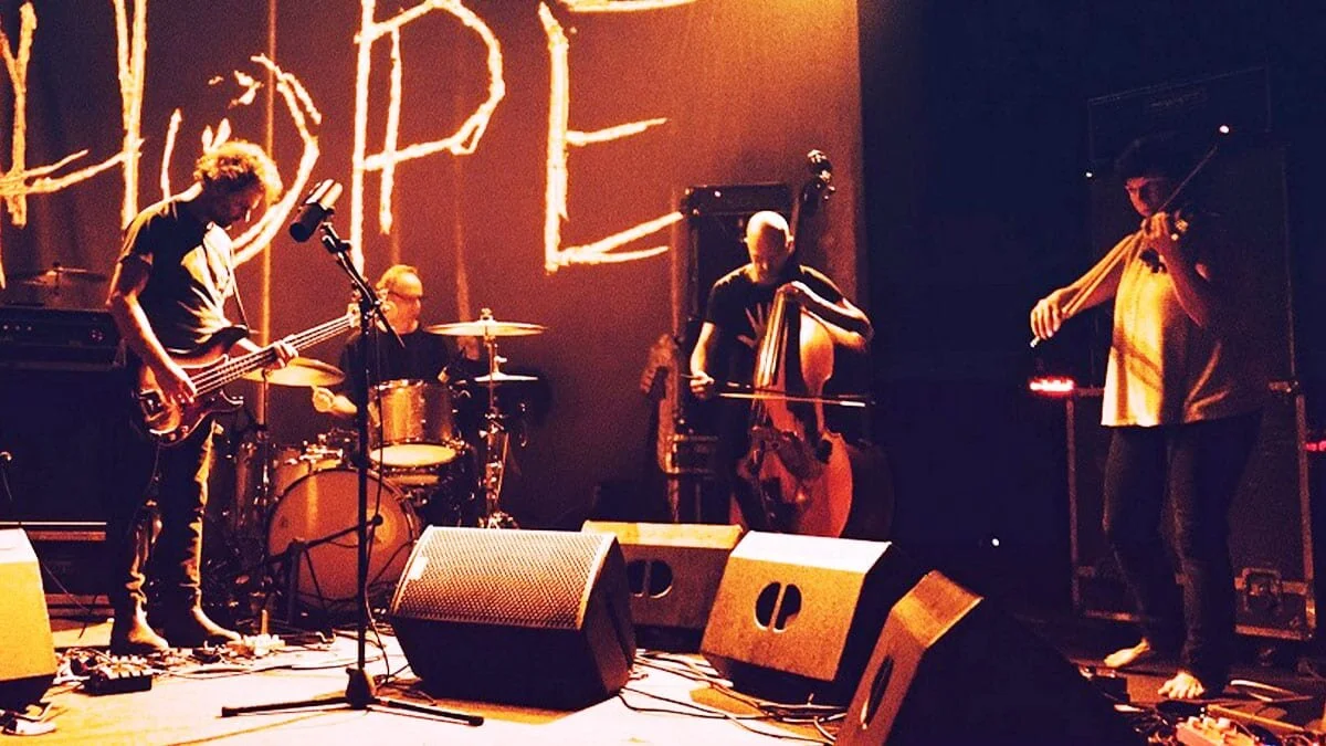 Avec Godspeed You! Black Emperor, Dieu pisse bruyamment sur la fin de l'Etat