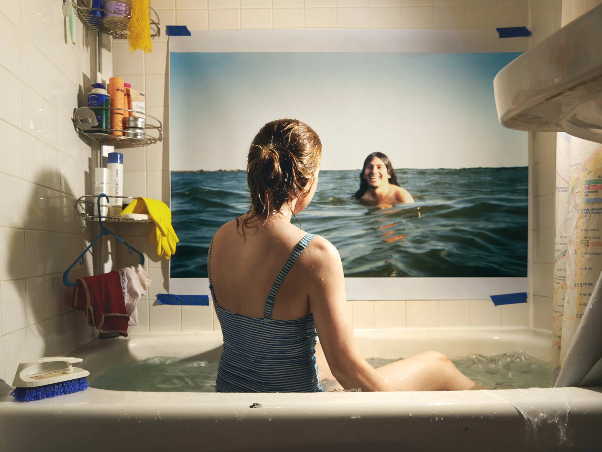 On that Sunny Day (Cette journée ensoleillée). J'ai pris l'image de fond à Coney Island en 2015, avec un appareil photo jetable étanche, et l'autoportrait en avril 2020 dans ma propre baignoire. © Alison Luntz.