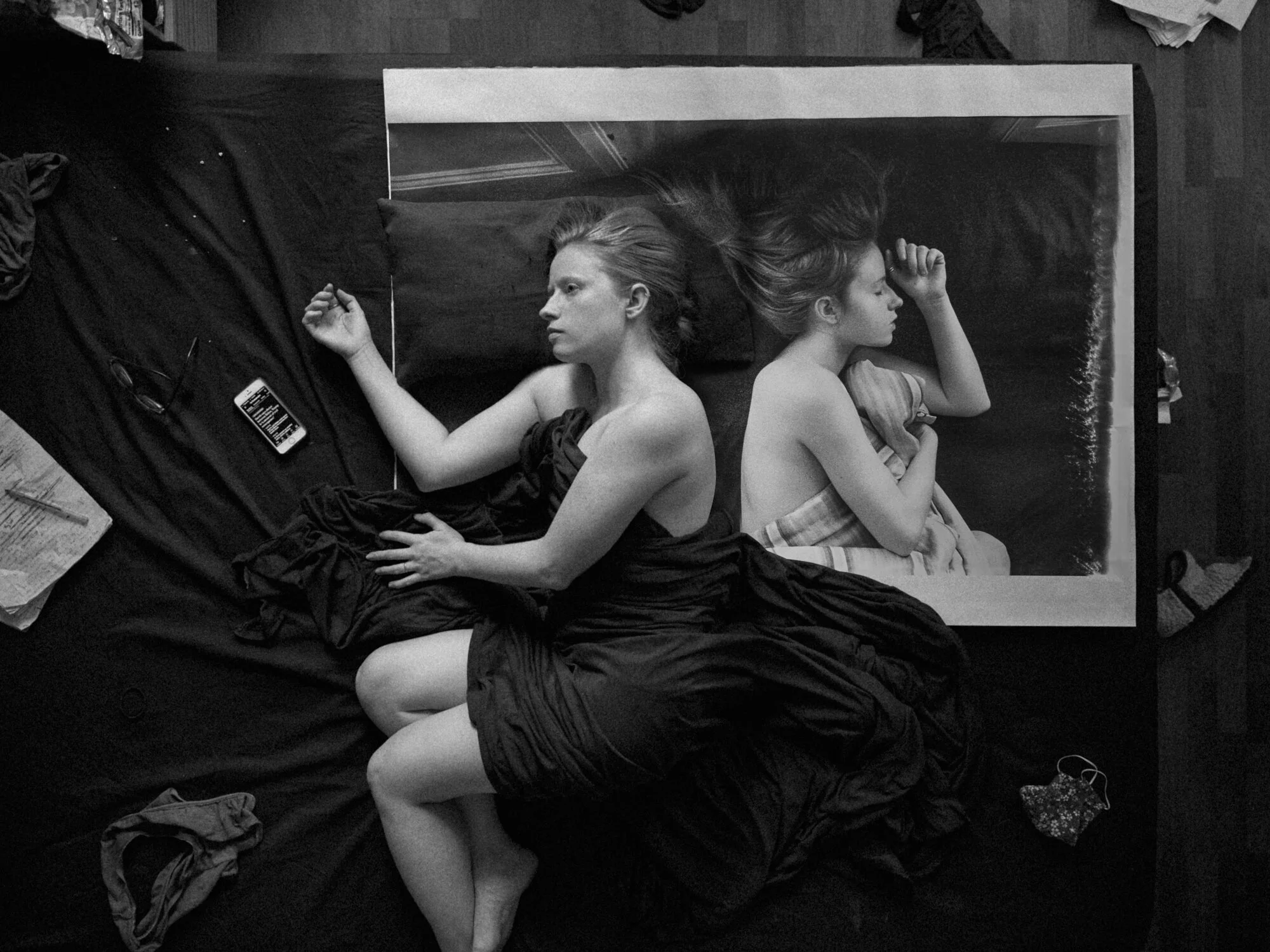 Toujours en votre compagnie. L'image de fond est un autoportrait datant de 2016. J'ai revisité cet auto-écho passé à un moment où le sommeil vient moins facilement, été 2020. Alison Luntz